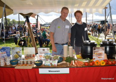 Rob Persoon en Erik Westeneng met een kraam vol Wessanen-merken. 